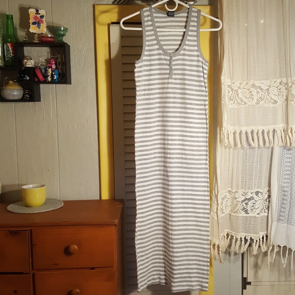 🌹🌟LOWEST PRICE!🌟🌹Gray striped maxi dress
